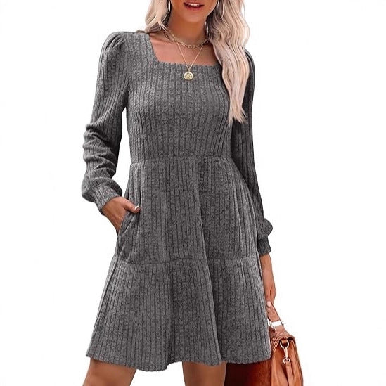 Damen Gestricktes A‑Linien‑Minikleid mit quadratischem Ausschnitt, Stufenrock und Eingrifftaschen – Élara