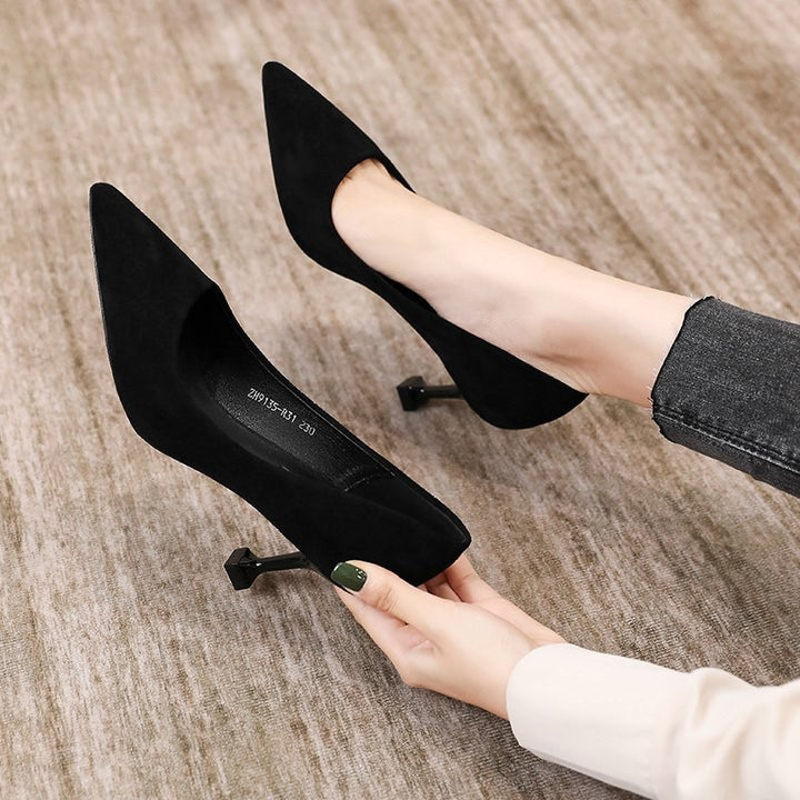 Damen Klassische spitz zulaufende Samtvelours‑Pumps mit skulpturellem Mini‑Absatz Echo Archiv