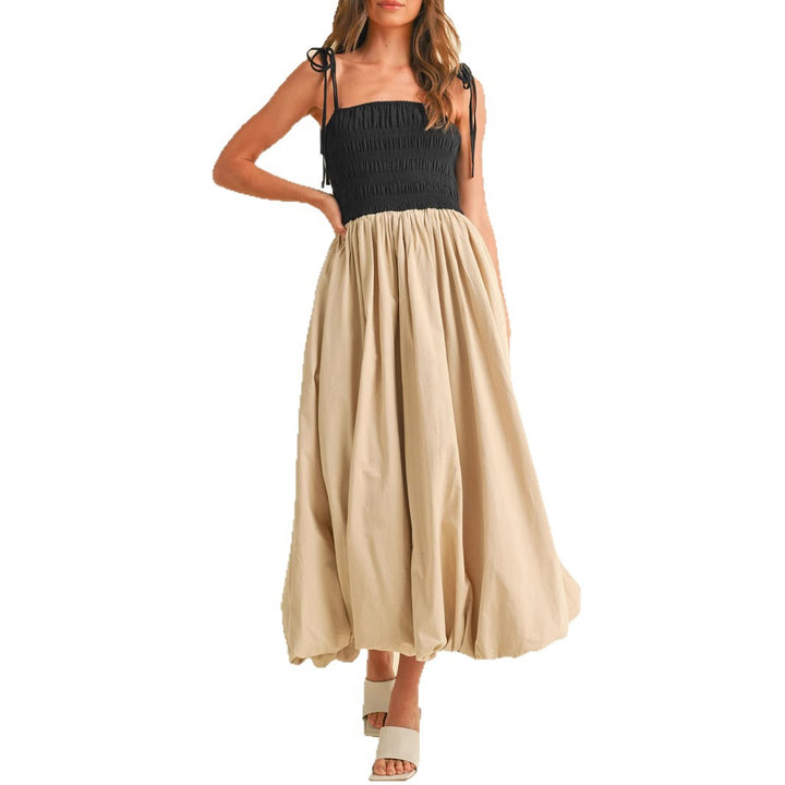 Damen Midikleid mit Smok‑Büste, Bindeträgern und ballonigem Volantrock – Avérine