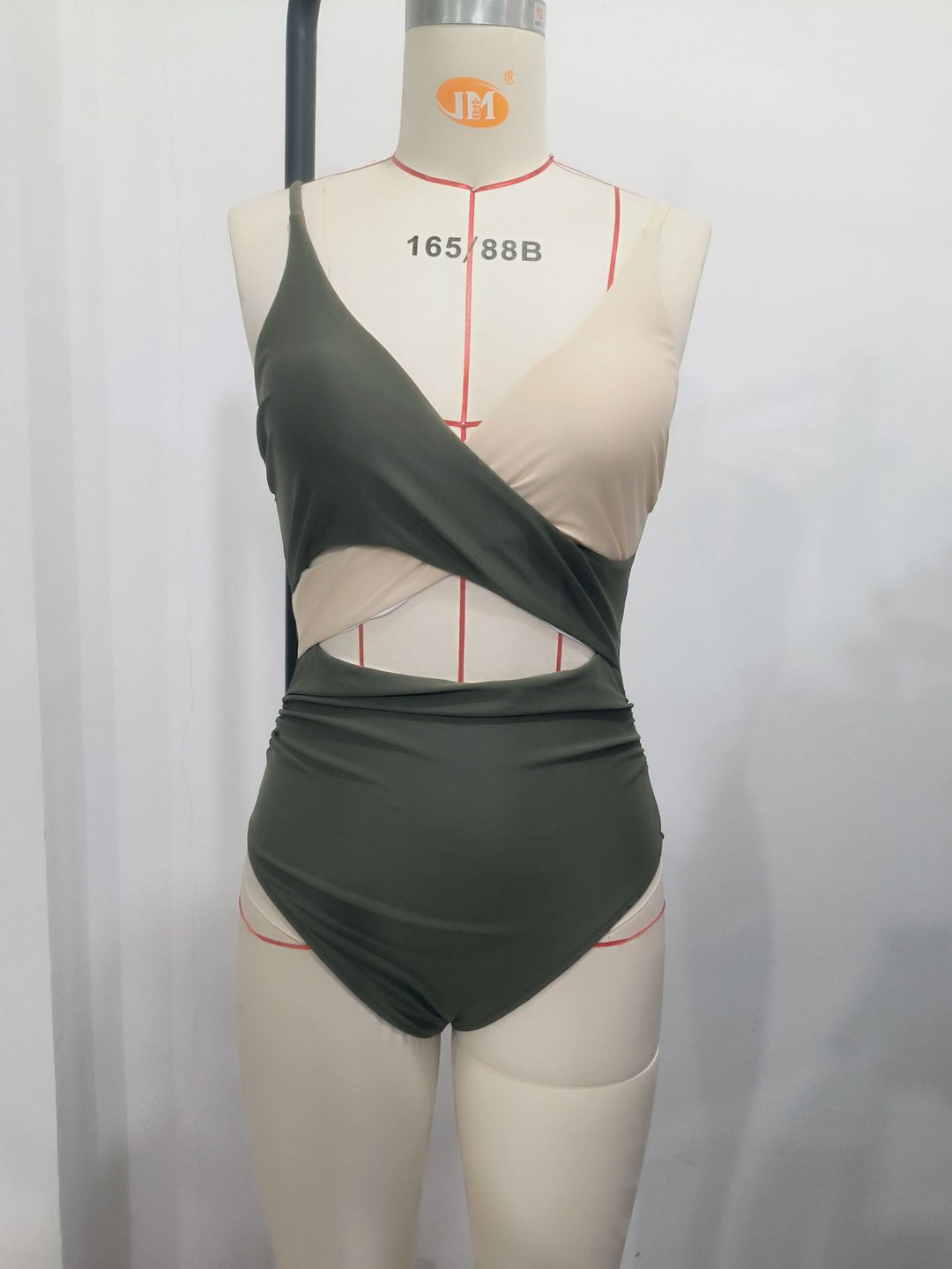 Damen Modern gestalteter Einteiler-Badeanzug mit asymmetrischem Schnitt und Wickeldetails Echo Archiv