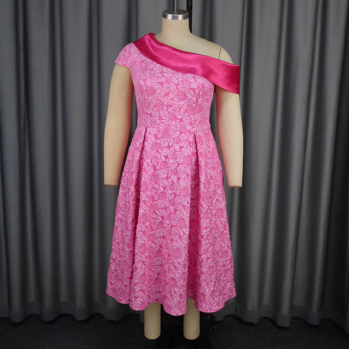 Damen Elegantes Kleid mit asymmetrischem Träger und floralem Muster Echo Archiv