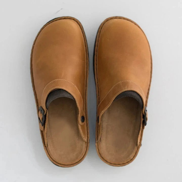 Herren Geschlossene Leder-Clogs mit verstellbarem Riemen und gepolstertem Fußbett – Tavélo