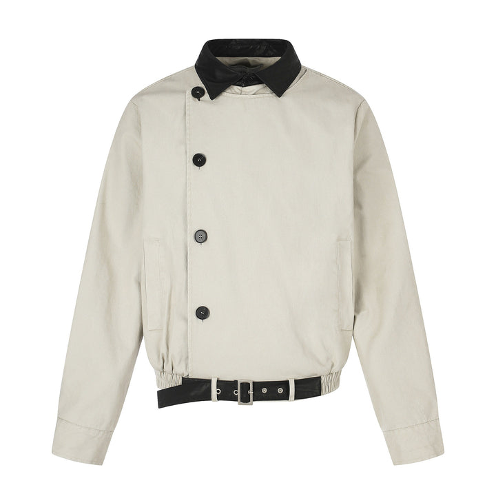 Herren Kurz geschnittener Boxy-Blouson mit asymmetrischer Knopfleiste, Taillengürtel und Kontrastkragen Echoarchiv