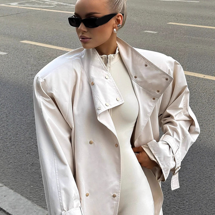 Damen Kurz‑Trench im Oversize‑Look mit extrabreitem Revers und Druckknopfverschluss Echoarchiv