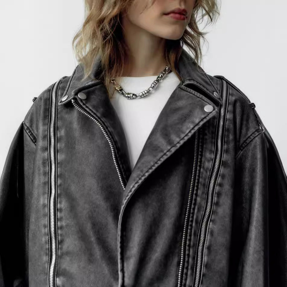 Damen Kurz geschnittene Bikerjacke aus Kunstleder mit asymmetrischer Reißverschlussfront und Oversized‑Boxy‑Silhouette Echo Archiv