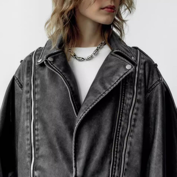 Damen Kurz geschnittene Bikerjacke aus Kunstleder mit asymmetrischer Reißverschlussfront und Oversized‑Boxy‑Silhouette Echo Archiv