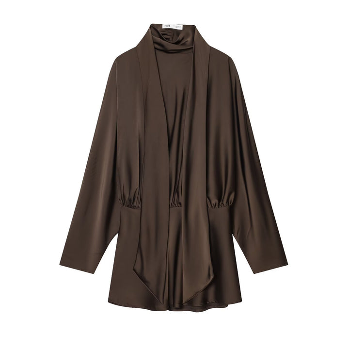 Damen 30+ elegante seidenähnliche Bluse mit Stehkragen und drapiertem Schlupfdetail Echo Archiv