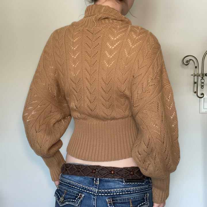 Damen nan kurzes Strick-Turtleneck mit Zierknopfleiste und Ballonärmeln Echo Archiv