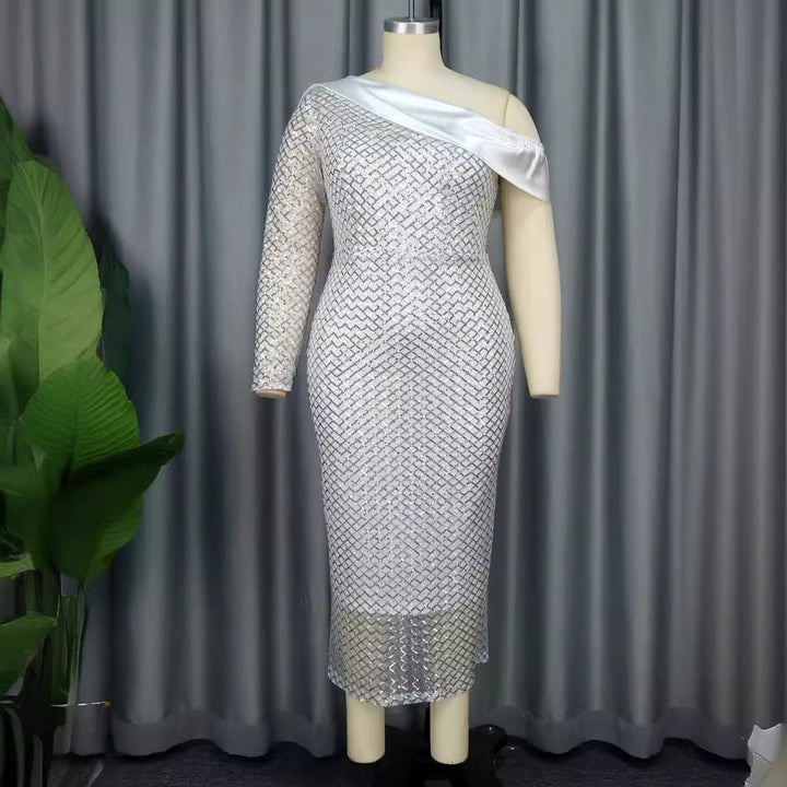 Damen Glamouröses Abendkleid mit asymmetrischem Ausschnitt Echo Archiv