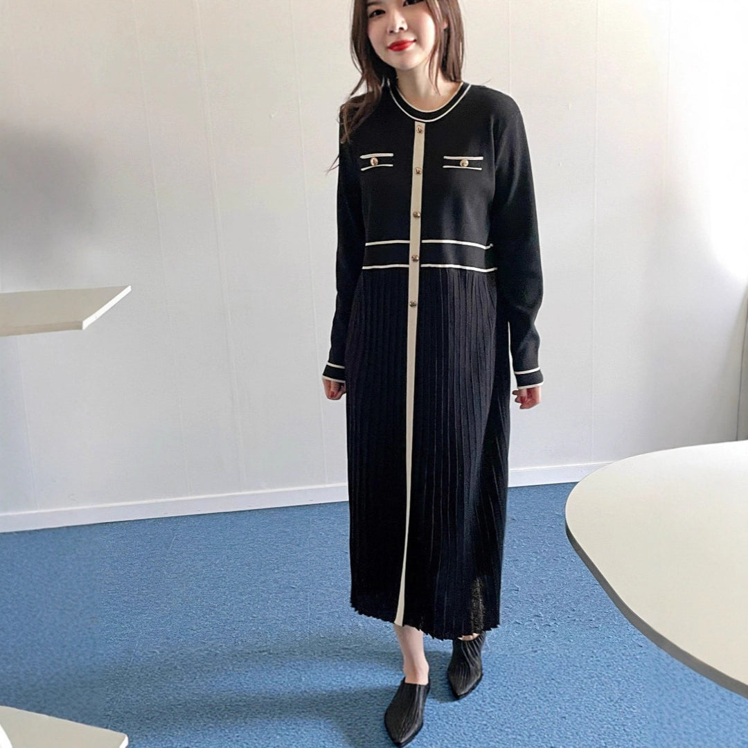 Damen Elegantes Longstrickkleid mit Kontrastpaspel, dekorativer Knopfleiste und plissiertem Rock – Valéora