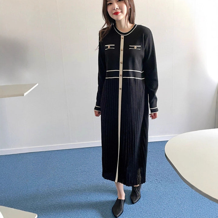 Damen Elegantes Longstrickkleid mit Kontrastpaspel, dekorativer Knopfleiste und plissiertem Rock – Valéora