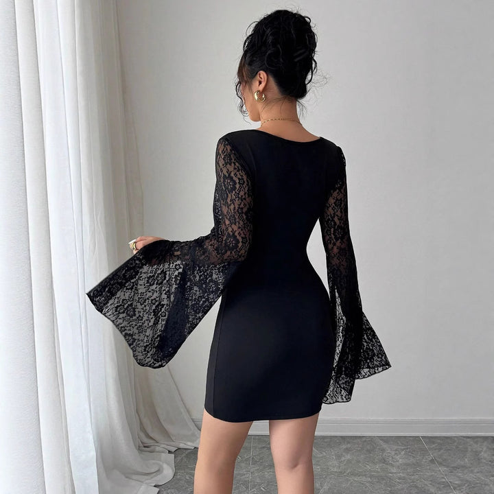Damen nan figurbetontes Minikleid mit quadratischem Ausschnitt und ausgestellten Spitzenärmeln Echo Archiv
