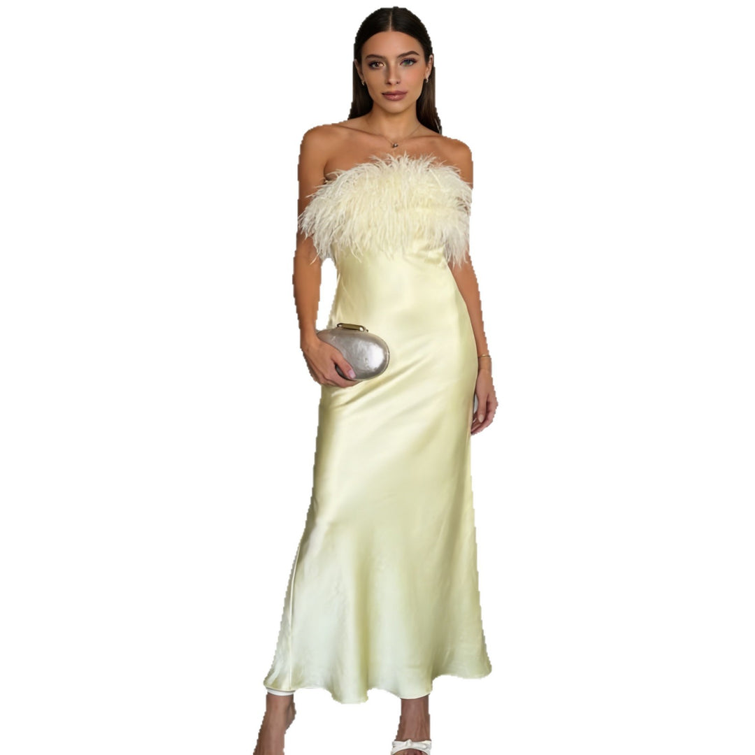 Damen Elegantes und luxuriöses Abendkleid mit dekorativem Federbesatz Echo Archiv