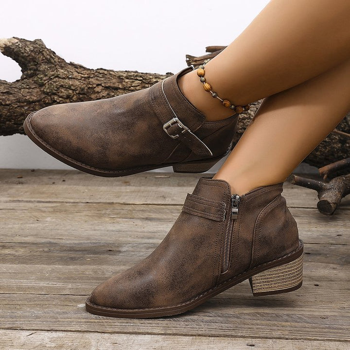Damen Kurzschaft‑Ankle‑Boots mit seitlichem Reißverschluss, Zier­schnalle und geflochtener Keil‑Optik – Varelle