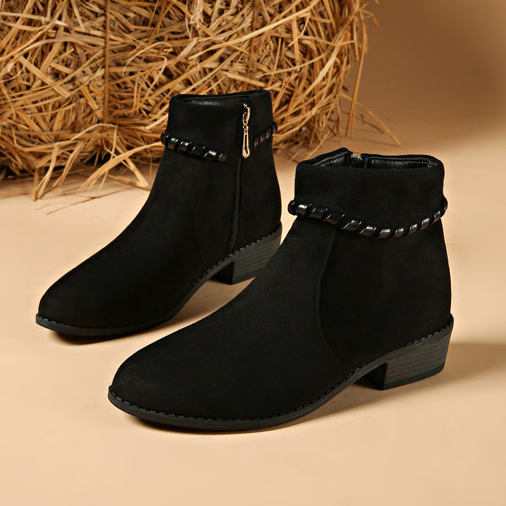 Damen Modische Ankle Boots mit seitlichem Reißverschluss und Ketten-Detail – Varelle