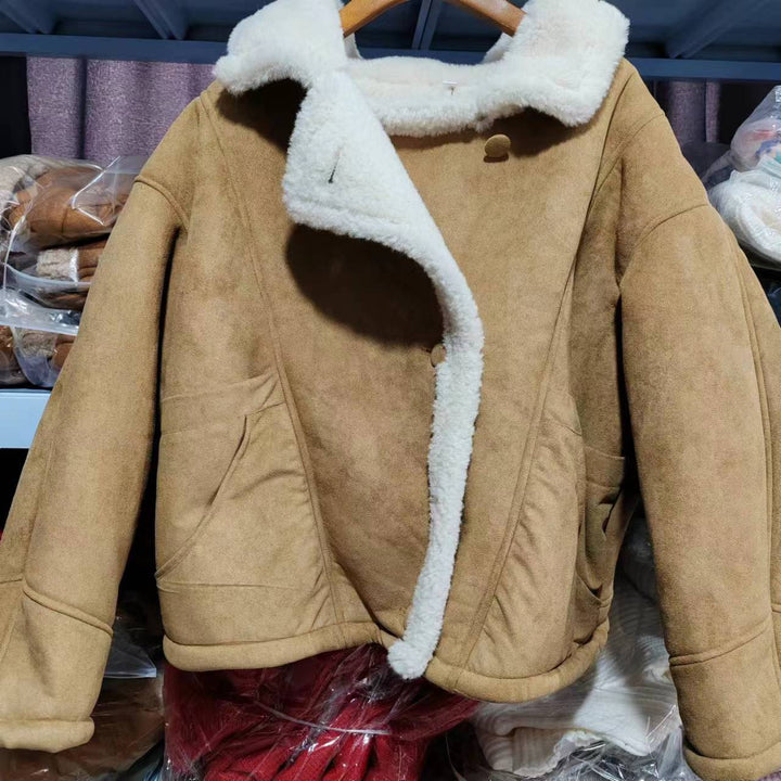 Damen Kurzgeschnittene Fliegerjacke aus Veloursimitat mit Teddyfutter und großem Revers Echo Archiv