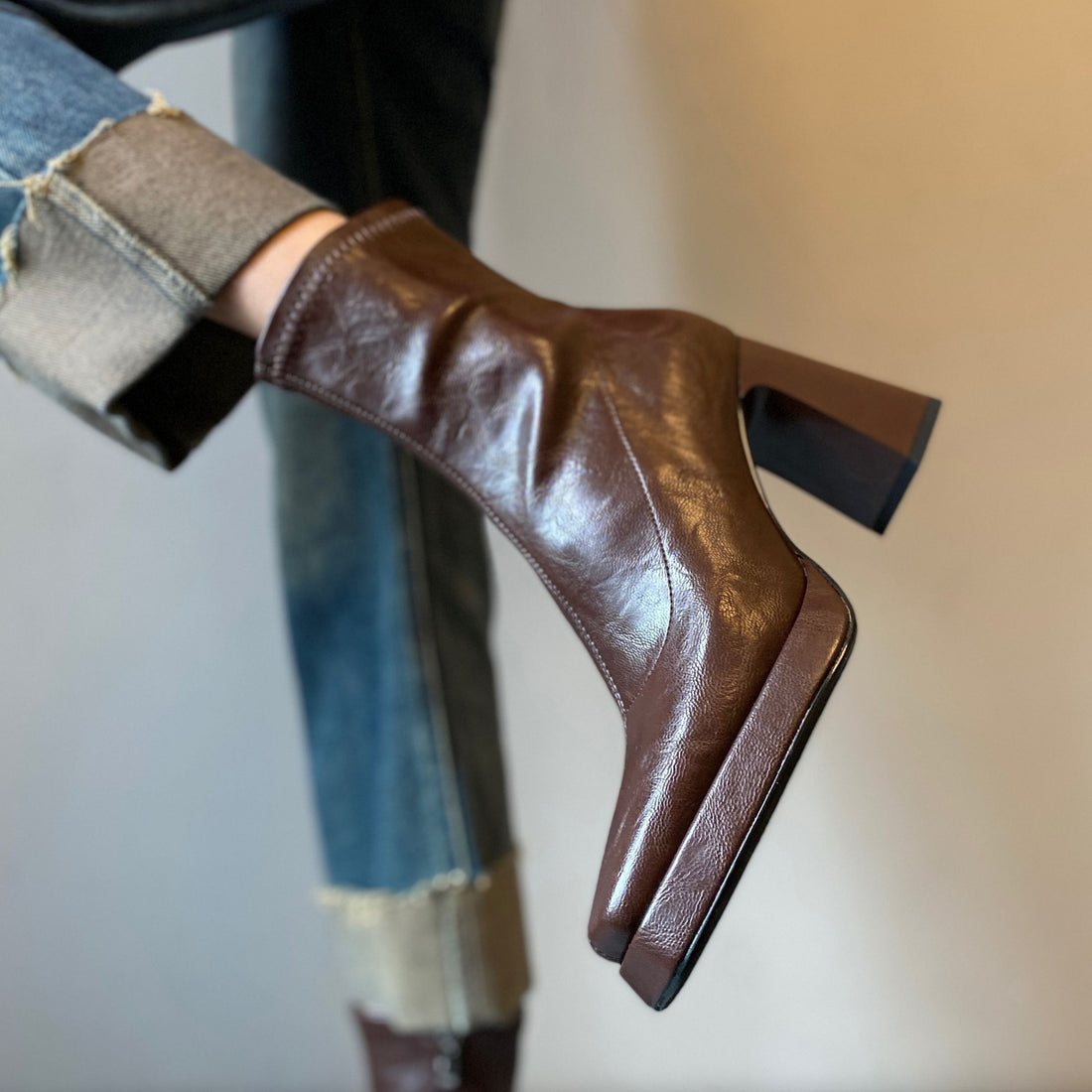 Damen Knöchelhohe Stiefelette mit geteilter Vorderblattform, weichem Nappaleder und sculpted Blockabsatz Echo Archiv