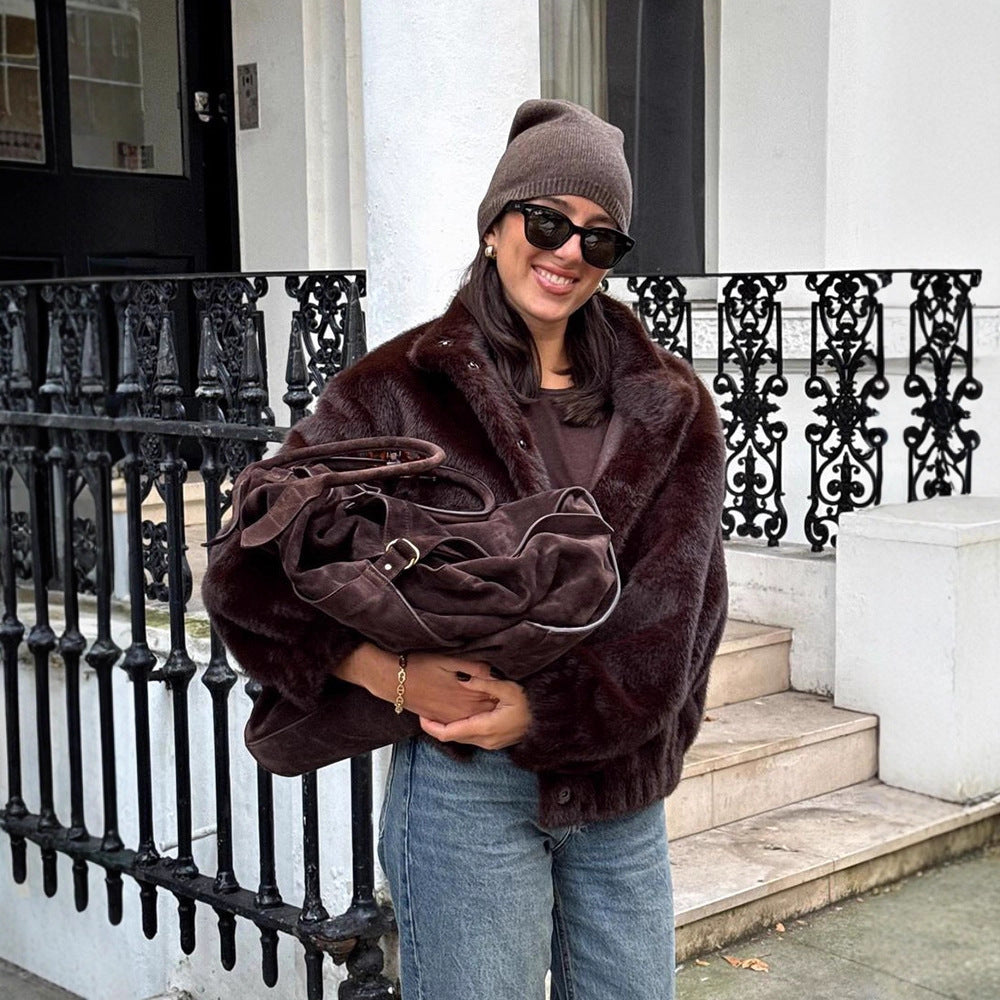 Damen Kurzjacke im Teddy‑Fauxfur mit Boxy‑Silhouette und aufgesetzter Tasche Echoarchiv