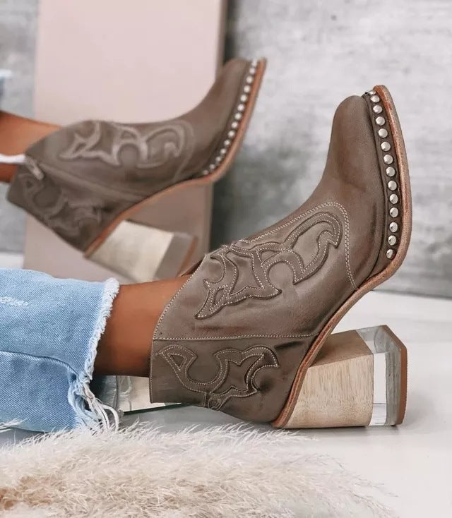 Damen nan Western-Ankleboot mit aufwendigen Stickereien, Nietenrand und transparentem Blockabsatz Echo Archiv