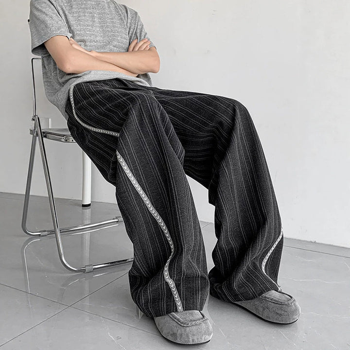 Herren weite Baggy-Hose in Anzugoptik mit feinem Nadelstreifen und geflochtener Seitenpaspel Echoarchiv
