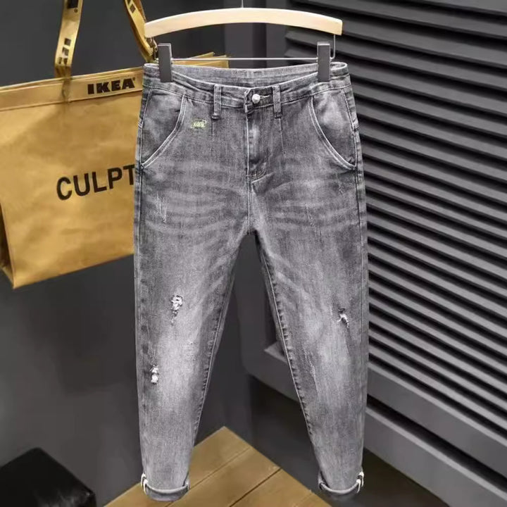 Herren lässige Jeans mit modernen Used-Effekten und konisch zulaufendem Bein Echoarchiv