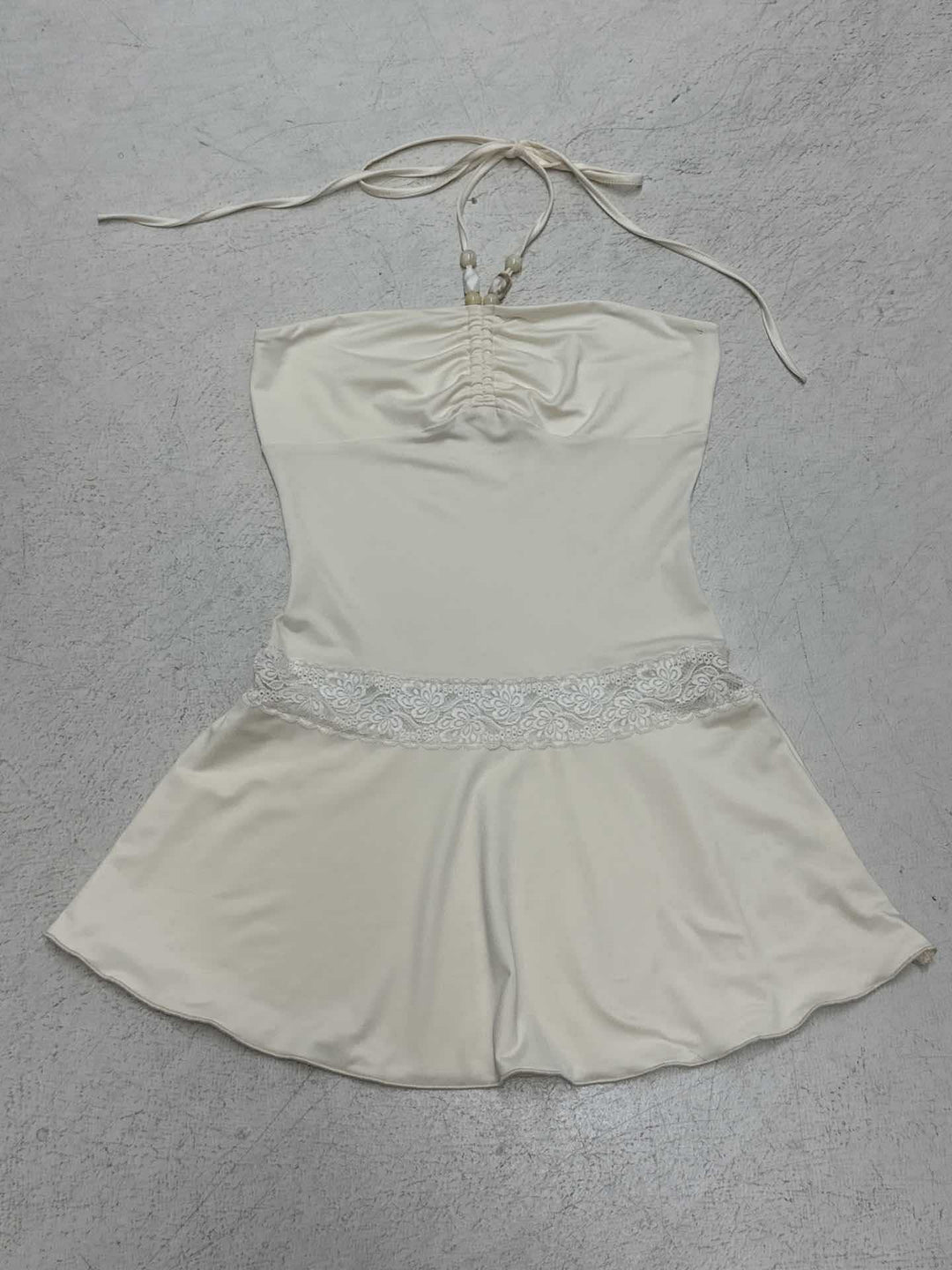 Damen stilvolles Badeoutfit mit gerafftem Oberteil und Spitzenbesatz Echo Archiv