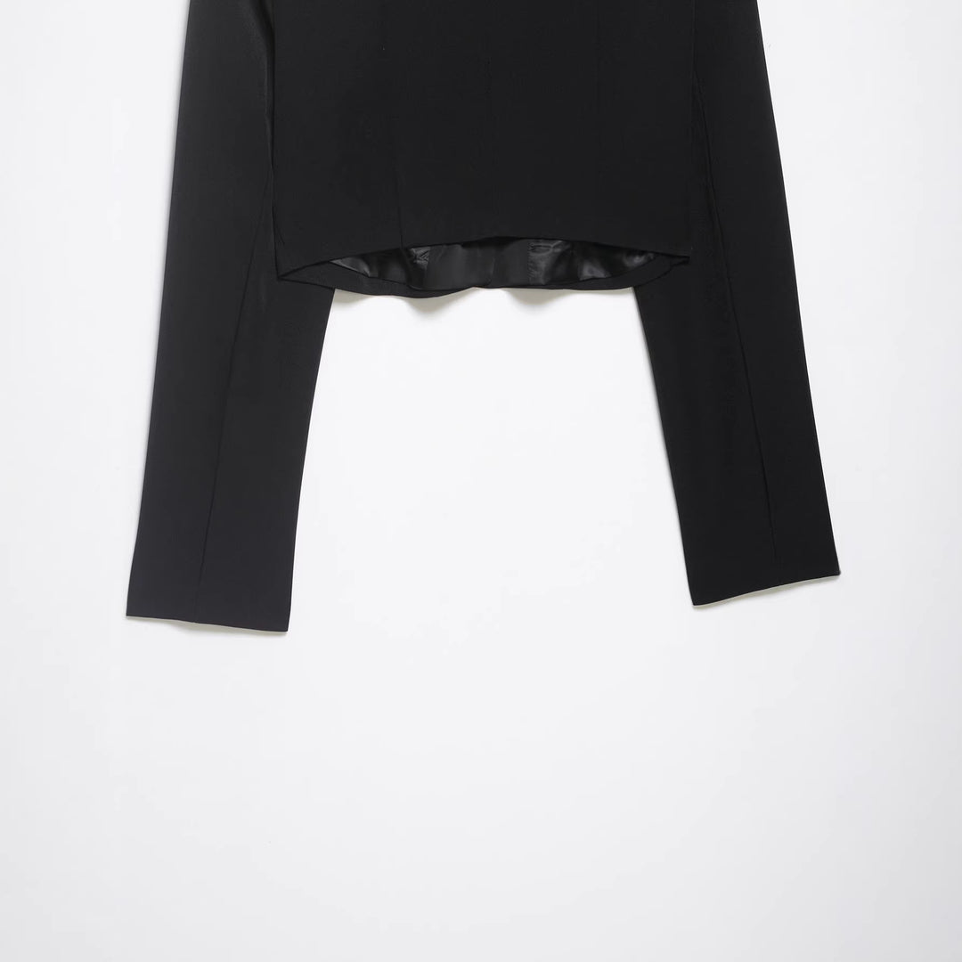Damen Cropped Smokingsakko im Tuxedo‑Stil mit spitzem Satinrevers Echoarchiv