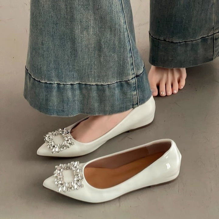 Damen Spitz zulaufende Lack‑Ballerinas mit funkelnder Kristall‑Zierbrosche – Lioré
