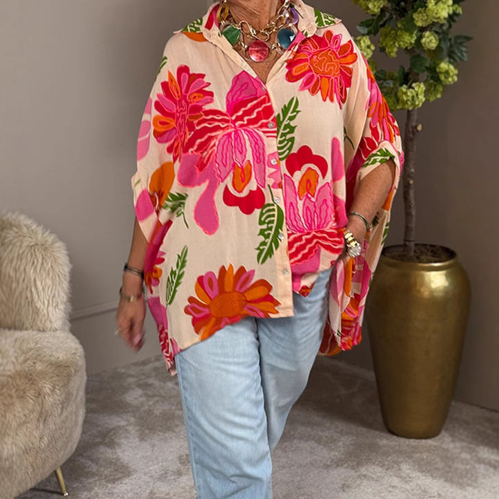 Damen nan luftige Oversize-Hemdbluse im Resortstil mit großflächigem Blumenprint und asymmetrischem Zipfelsaum Echo Archiv
