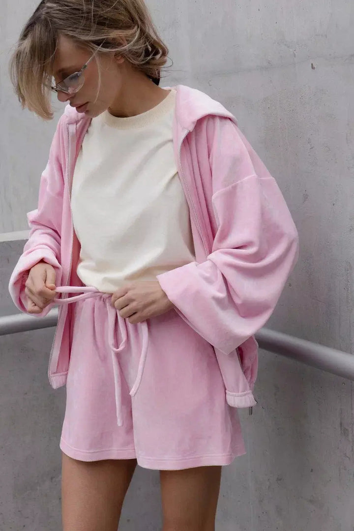 Damen nan lässiges Velours Lounge-Set mit kurz geschnittener Kapuzenjacke und hochgeschnittenen Shorts Echo Archiv