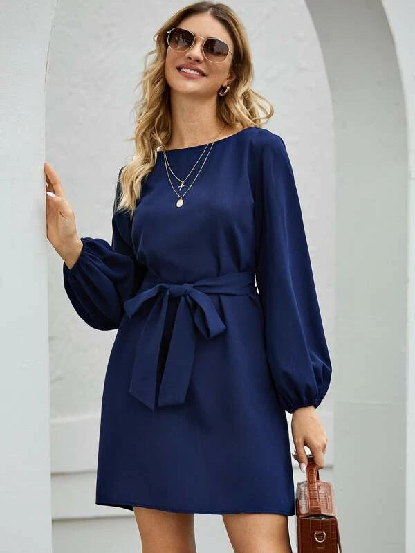 Damen nan elegantes Etuikleid mit Ballonärmeln und Taillengürtel Echo Archiv