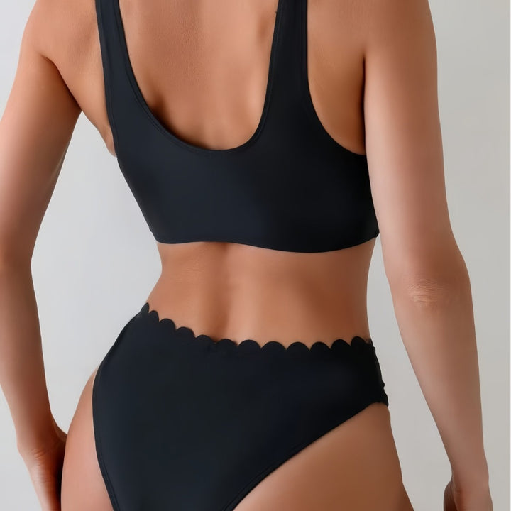 Damen Bikini-Set mit eleganten Wellenkanten und tiefem V-Ausschnitt Echo Archiv