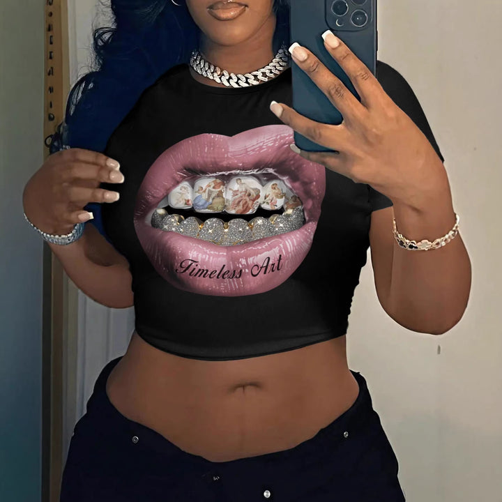 Damen Crop-T-Shirt mit kreativem Grafikdesign und einzigartigem Statement Echo Archiv