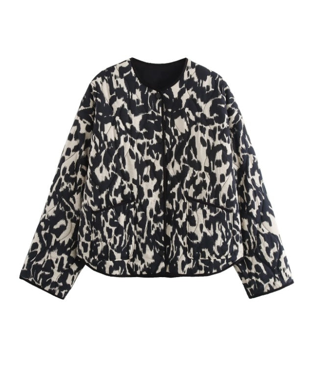 Damen 60+ gesteppte Kurzblousonjacke im Animalprint mit Rundhals und aufgesetzten Taschen Echo Archiv