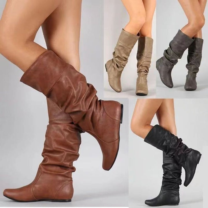 Damen Schlupfstiefel mit gerafftem Schaft und flacher Keilsohle – Varelle