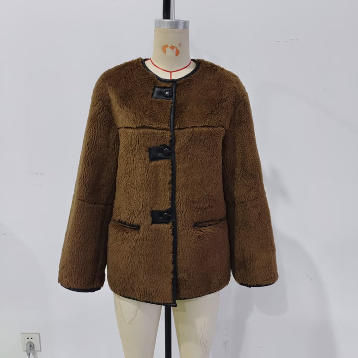 Damen kurzer kastiger Teddy-Mantel mit Rundhalsausschnitt, kontrastierenden Paspeln und aufgesetzten Pattentaschen – Célinea