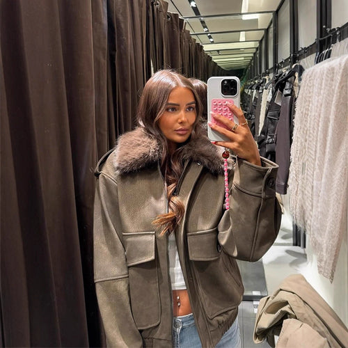 Damen Pilotjacke aus Veloursimitat mit abnehmbarem Webpelzkragen und aufgesetzten Pattentaschen Echoarchiv