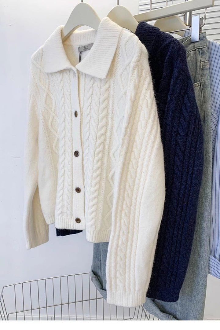Damen Strickjacke mit Zopfmuster, Umlegekragen und Knopfleiste Echoarchiv