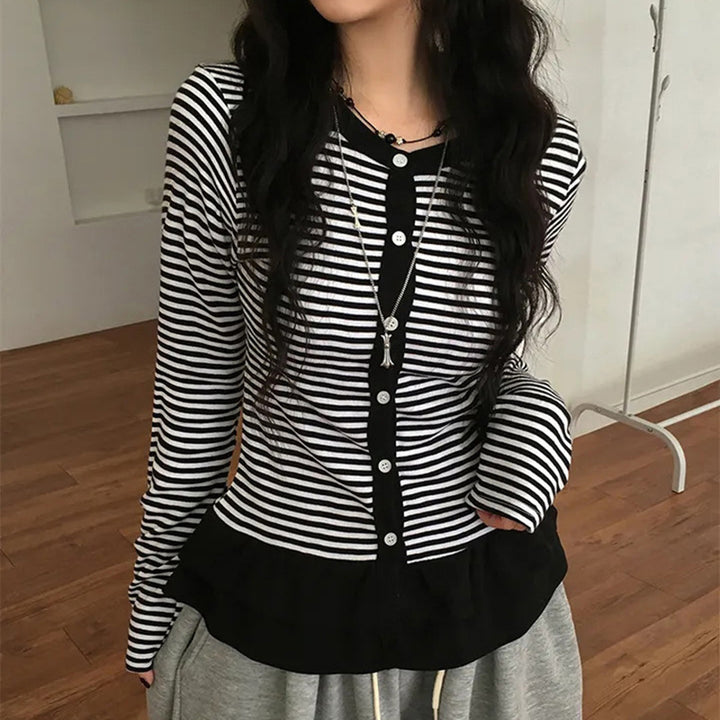 Damen nan feiner Kurzcardigan mit Knopfleiste, Spitzenkragen und welligem Saum Echo Archiv