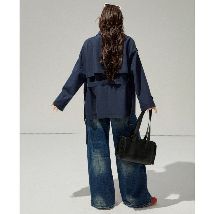 Damen Kurztrenchcoat mit taillierendem Gürtel und doppeltreiher Knopfleiste Echoarchiv