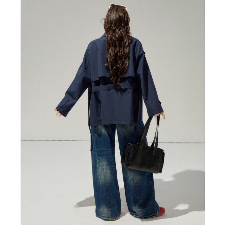 Damen Kurztrenchcoat mit taillierendem Gürtel und doppeltreiher Knopfleiste Echoarchiv