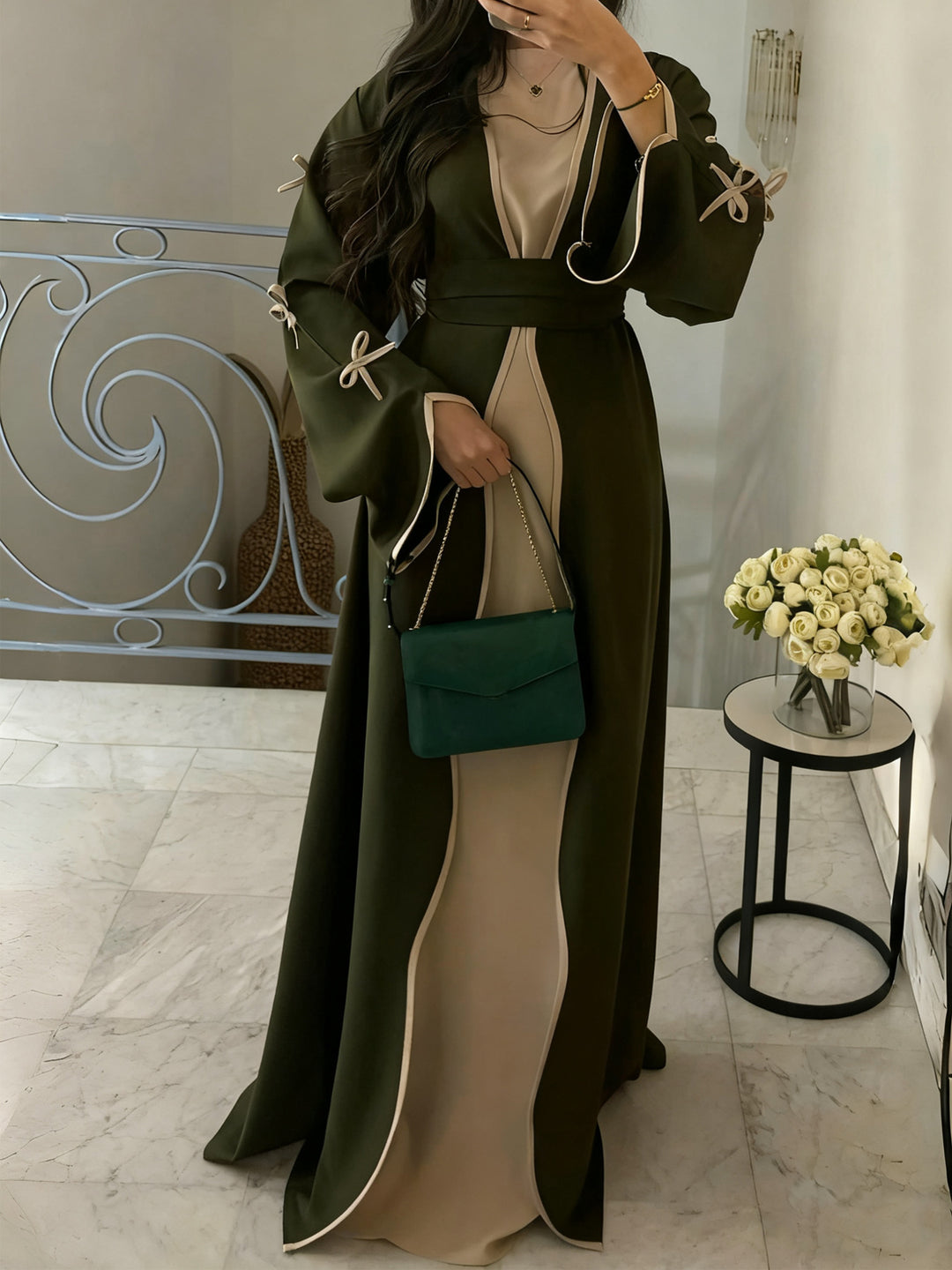 Damen nan elegante Abaya-Kaftan mit weitem Trompetenärmel, kontrastierender Passe und Wickelgürtel Echo Archiv