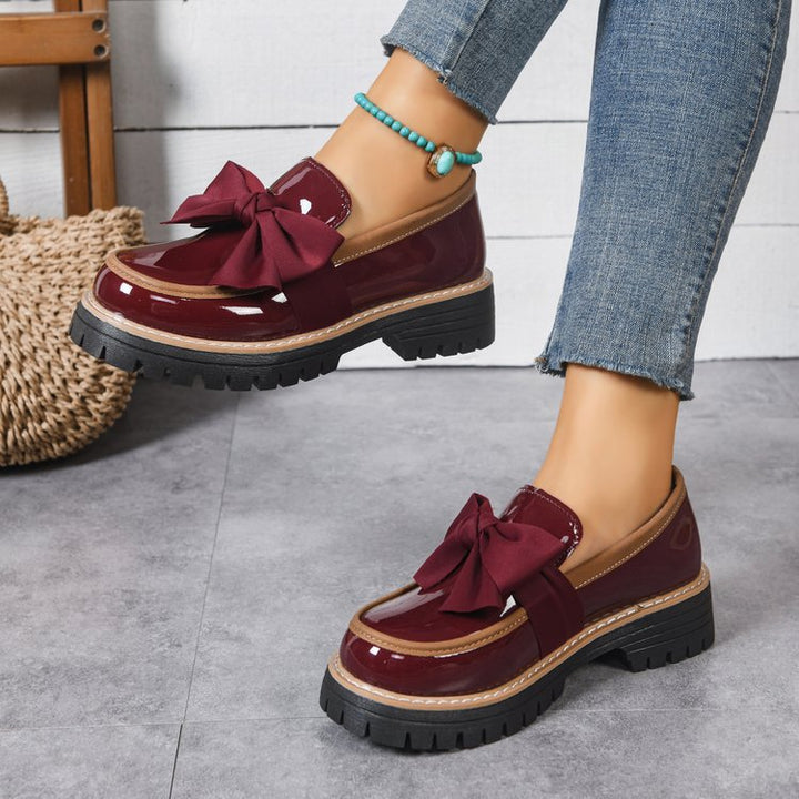 Damen Plateau-Loafer aus Lacklederoptik mit profilierter Gummisohle und Zierschleife Echo Archiv