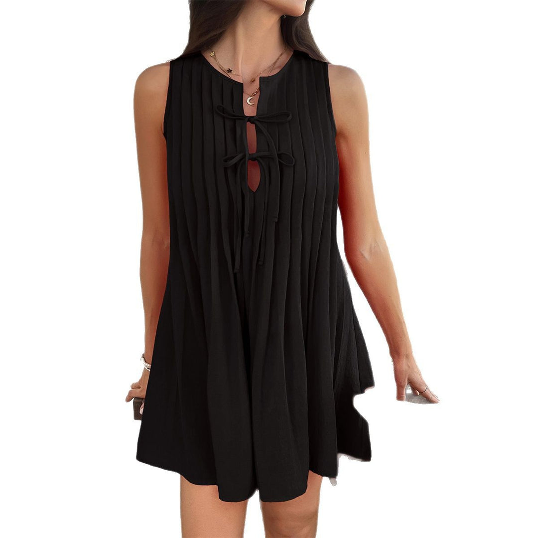 Damen Ärmelloses Sommerkleid mit Plisseefalten und dekorativem Schlüssel-Ausschnitt Echo Archiv