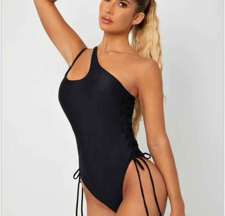 Damen Einseitiger Badeanzug mit stylishem Cut-Out und verstellbaren Schnürdetails Echo Archiv