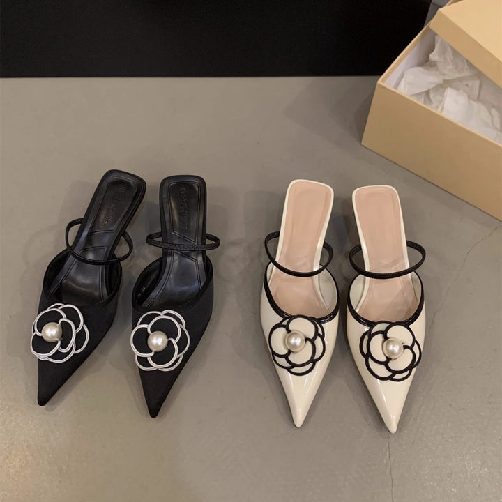 Damen spitz zulaufende Satin‑Mules mit zartem Knöchelriemen und Perlen‑Blütenapplikation – Lioré