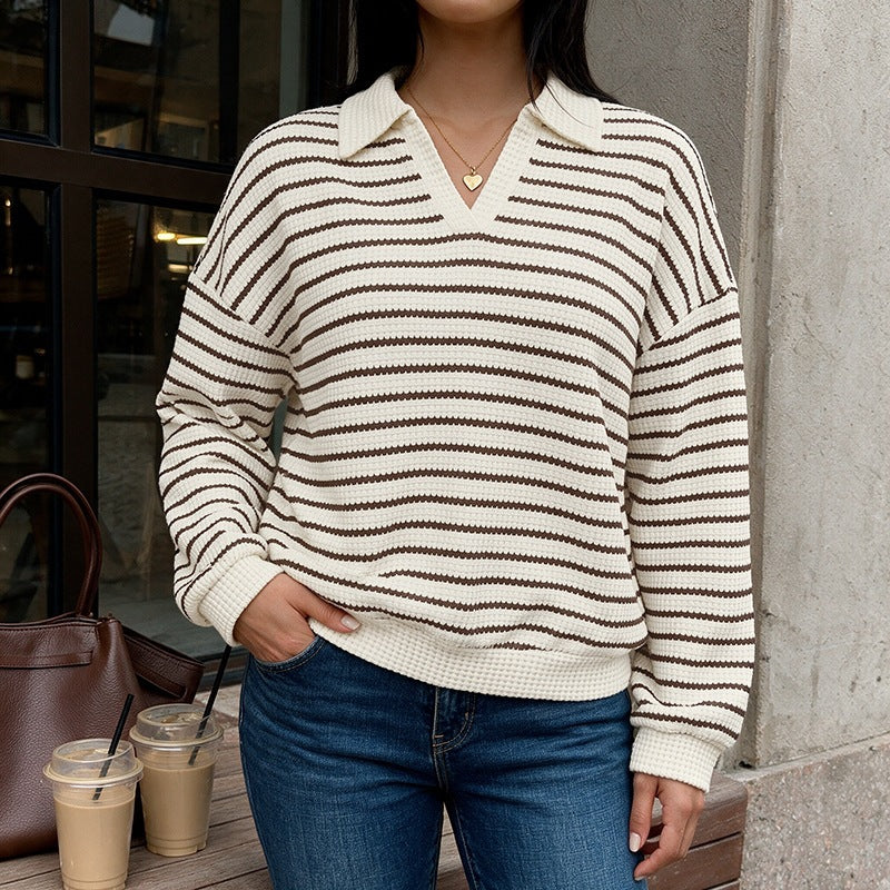 Damen Gestreifter Waffelstrick-Pullover mit Hemdkragen und V-Ausschnitt Echoarchiv