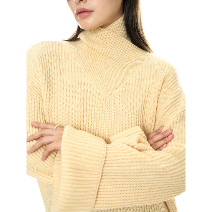 Damen Oversize Rippstrick-Rollkragenpullover mit V‑Passe Echoarchiv