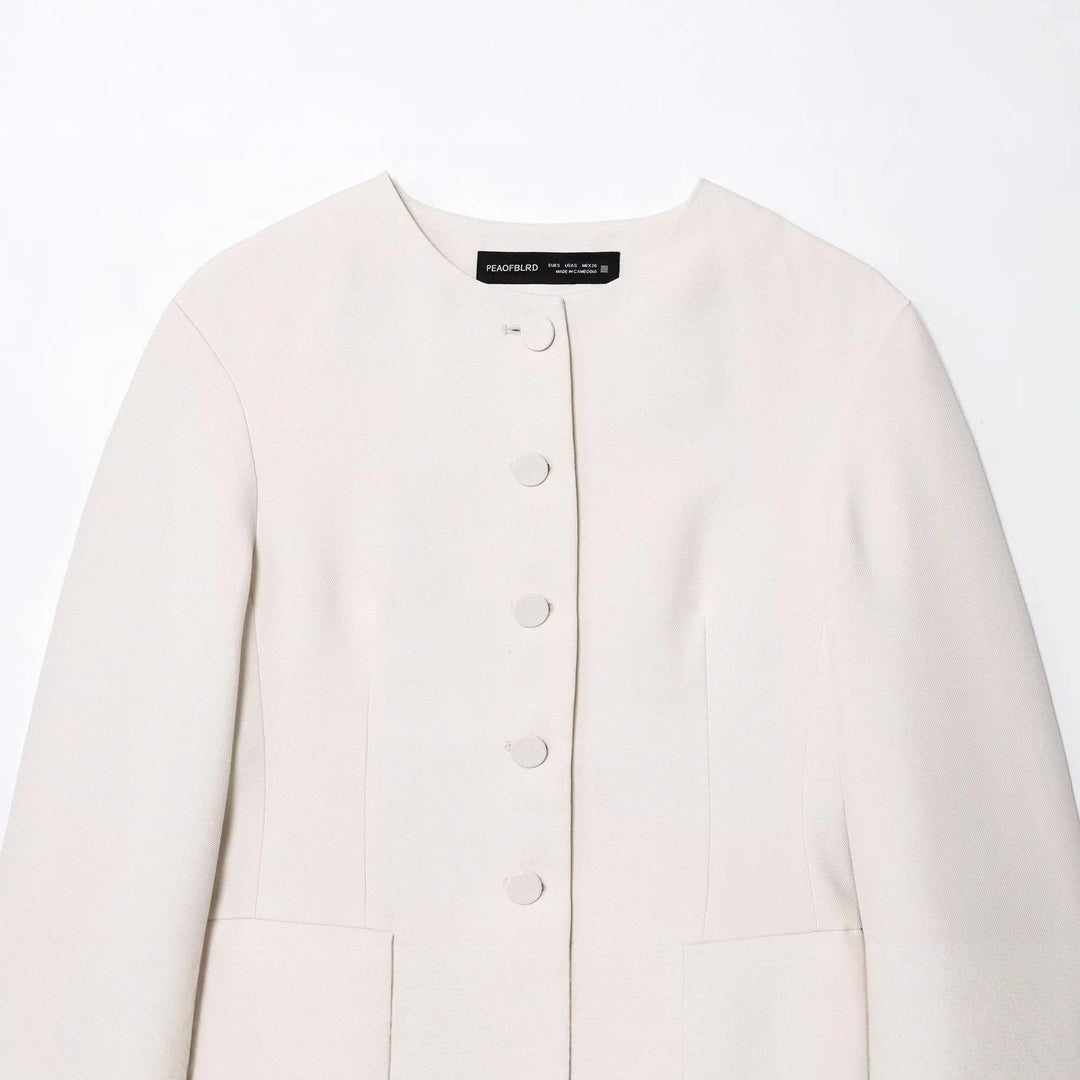 Damen taillierte Blazerjacke mit Rundhalsausschnitt, verdeckter Knopfleiste und Pattentaschen – Valéne