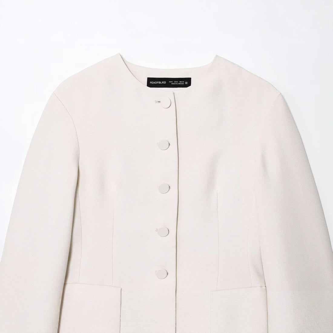Damen taillierte Blazerjacke mit Rundhalsausschnitt, verdeckter Knopfleiste und Pattentaschen – Valéne